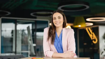 Data Scientist | Studia podyplomowe w Gdańsku | Uniwersytet WSB Merito w Gdańsku: Kobieta w biurze w stroju biznesowym