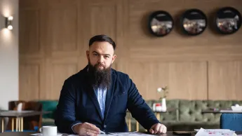 Zarządzanie logistyką w służbach mundurowych | Studia podyplomowe w Gdańsku | Uniwersytet WSB Merito w Gdańsku: Mężczyzna z lekkim zarostem i w ciemnej marynarce