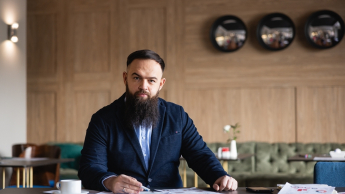 Agent celny | Studia podyplomowe w Gdańsku | Uniwersytet WSB Merito w Gdańsku: Mężczyzna z lekkim zarostem i w ciemnej marynarce