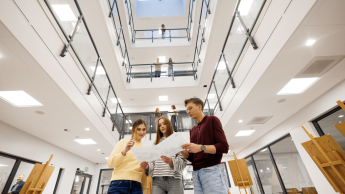 Home design | Studia I stopnia w Gdańsku | Uniwersytet WSB Merito w Gdańsku: Studenci w przestrzeni atrium