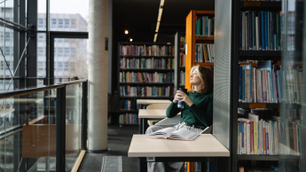 Projektowanie i aranżacja wnętrz | Studia podyplomowe w Gdańsku | Uniwersytet WSB Merito w Gdańsku: Kobieta w przestrzeni biblioteki