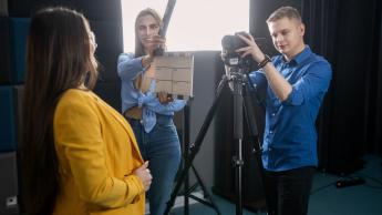 Film w mediach cyfrowych | Studia I stopnia w Gdańsku | Uniwersytet WSB Merito w Gdańsku: Zdjęcie studentów w studio fotograficznym