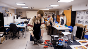 Projektowanie użytkowe 3D | Studia I stopnia w Gdańsku | Uniwersytet WSB Merito w Gdańsku: Student w laboratorium graficznym przy pracy