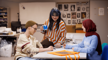 Kreowanie produktu | Studia I stopnia w Gdańsku | Uniwersytet WSB Merito w Gdańsku: Studenci podczas pracy warsztatowej w pracowni grafiki