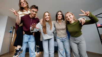 Administracja | Studia I stopnia w Gdańsku | Uniwersytet WSB Merito w Gdańsku: Studenci na korytarzu pozują do zdjęcia grupowego