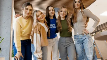 Zdjęcie studentek w akademickim holu