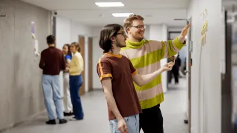 Rachunkowość i podatki | Studia I stopnia w Gdańsku | Uniwersytet WSB Merito w Gdańsku: Studenci w korytarzu podczas warsztatów 
