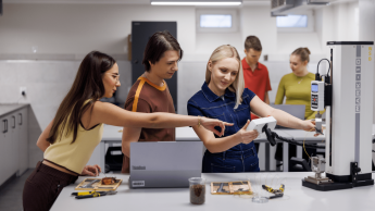 Kreowanie produktu | Studia I stopnia w Gdańsku | Uniwersytet WSB Merito w Gdańsku: Studenci podczas warsztatów z towaroznawstwa