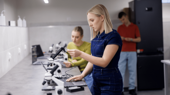 Logistyka produkcji | Studia I stopnia w Gdańsku | Uniwersytet WSB Merito w Gdańsku: Studenci w laboratorium podczas warstatów towaroznawczych