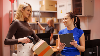 Logistyka - studia inżynierskie | Studia I stopnia w Gdańsku | Uniwersytet WSB Merito w Gdańsku: Studentki w magazynie