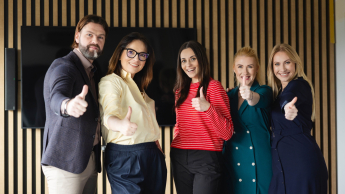 Analiza biznesowa wspomagana AI | Studia podyplomowe w Gdańsku | Uniwersytet WSB Merito w Gdańsku: grupa osób z kciukami w górze