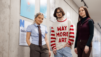 Interaktywna grafika cyfrowa | Studia I stopnia w Gdańsku | Uniwersytet WSB Merito w Gdańsku: Studenci przy galerii prac 