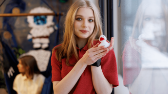 Marketing cyfrowy i grafika reklamowa | Uniwersytet WSB Merito w Gdańsku: Studentka pozuje z kaczuszką