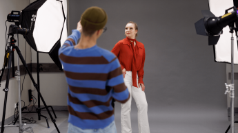 Fotografia cyfrowa i marketing wizualny | Studia I stopnia w Gdańsku | Uniwersytet WSB Merito w Gdańsku: Studenci w studio podczas sesji zdjęciowej