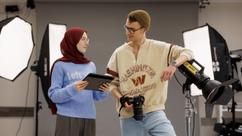 Grafika cyfrowa i kreacje multimedialne | Studia I stopnia w Gdańsku | Uniwersytet WSB Merito w Gdańsku: Studenci w studio fotograficznym