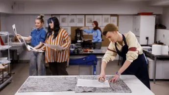 Multimedia i grafika komputerowa | Studia I stopnia w Gdańsku | Uniwersytet WSB Merito w Gdańsku: Studenci w laboratorium graficznym podczas pracy