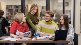 Administracja publiczna | Uniwersytet WSB Merito w Gdańsku: Studenci pracują grupą nad zagadnieniem