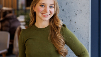 Zrównoważony rozwój i polityka klimatyczna | Studia I stopnia w Gdańsku | Uniwersytet WSB Merito w Gdańsku: Zdjęcie portretowe młodej i uśmiechniętej blondynki - studentki 