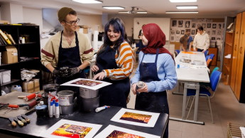 Komunikacja wizualna i nowe media | Uniwersytet WSB Merito w Gdańsku: Studenci przy tworzeniu pracy graficznych