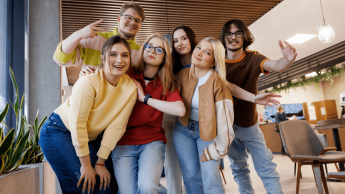 Pedagogika przedszkolna i wczesnoszkolna | Studia jednolite magisterskie w Gdańsku | Uniwersytet WSB Merito w Gdańsku: Studenci zdjęcie grupowe w holu