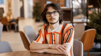 Filologia angielska z językiem i kulturą norweską | Studia II stopnia w Gdańsku | Uniwersytet WSB Merito w Gdańsku: Student w ciemnych okularach i długich włosach