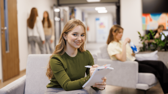 Transformacja Cyfrowa w Administracji i Biznesie | Studia I stopnia w Gdańsku | Uniwersytet WSB Merito w Gdańsku: Studentka robi notatki