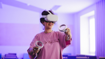 Studentka w googlach VR