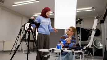 Komunikacja wizualna | Studia I stopnia w Gdańsku | Uniwersytet WSB Merito w Gdańsku: Studenci podczas fotografii produktowej