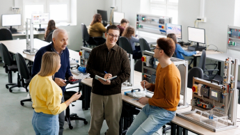 Warsztaty w laboratorium, scenka rozmowy studentów z wykładowcą