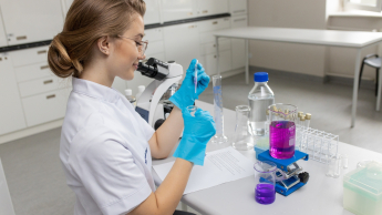 Kosmetologia anti-aging | Studia II stopnia w Gdańsku | Uniwersytet WSB Merito w Gdańsku: Studentka w laboratorium 