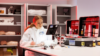 Kryminologia i kryminalistyka | Studia II stopnia ze studiami podyplomowymi  | Uniwersytet WSB Merito w Gdańsku: Studentka przegląda dane w laboratorium