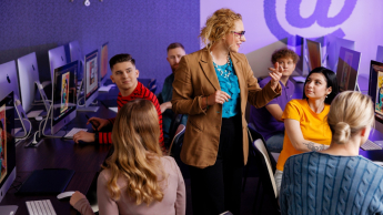 Smart Governance - Nowoczesna Administracja i Cyfrowe Społeczeństwo | Studia I stopnia w Gdańsku | Uniwersytet WSB Merito w Gdańsku: Studenci przy komputerach i wykładowczyni 