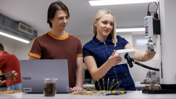 Projektowanie produktu i zarządzanie technologiami | Studia I stopnia w Gdańsku | Uniwersytet WSB Merito w Gdańsku: Studenci w laboratorium towaroznawczym