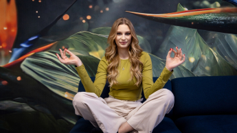 Wellbeing i nowoczesne środowisko pracy. Specjalista ds. dobrostanu | Uniwersytet WSB Merito w Gdańsku: Dziewczyna w pozycji lotosu