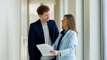 Doradztwo inwestycyjne | Uniwersytet WSB Merito w Gdańsku: Słuchacze studiów podyplomowych w jasnym korytarzu