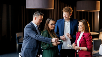 Analiza biznesowa wspomagana AI | Studia podyplomowe w Gdańsku | Uniwersytet WSB Merito w Gdańsku: Zdjęcie grupowe słuchaczy 