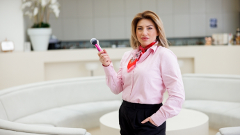 Słuchaczka lub wykładowczyni z pędzlem do makijażu