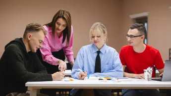 Filologia angielska z językiem i kulturą hiszpańską | Studia II stopnia w Gdańsku | Uniwersytet WSB Merito w Gdańsku: Studenci podczas ćwiczeń