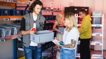 Logistyka i transport morski | Studia I stopnia w Gdańsku | Uniwersytet WSB Merito w Gdańsku: Studenci współpracują w magazynie