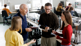 Studenci podczas rozmów z wykładowcą