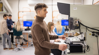 Student podczas warsztatów przy sprzęcie