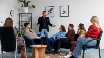 Psychologia w biznesie | Studia I stopnia w Gdańsku | Uniwersytet WSB Merito w Gdańsku: Studenci podczas zajęć z psychologii 