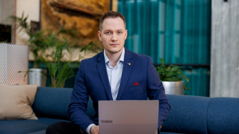 Architekt rozwiązań IT w chmurze obliczeniowej | Studia podyplomowe w Gdańsku | Uniwersytet WSB Merito w Gdańsku: Mężczyzna z laptopem