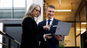 Nowe technologie w księgowości | Studia podyplomowe w Gdańsku | Uniwersytet WSB Merito w Gdańsku: Słuchacze z laptopem