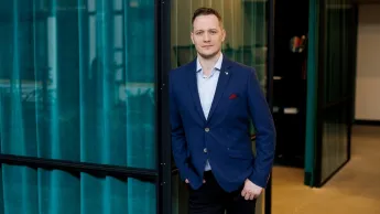 Nowe technologie w księgowości | Studia podyplomowe w Gdańsku | Uniwersytet WSB Merito w Gdańsku: Słuchacz studiów podyplomowych w garniturze