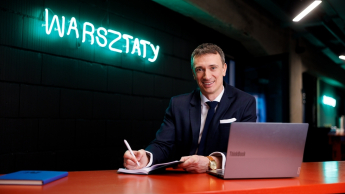 Social media i influencer marketing | Studia podyplomowe w Gdańsku | Uniwersytet WSB Merito w Gdańsku: Słuchacz pod neonem "warsztaty"