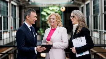 Zielone technologie i sztuczna inteligencja: informatyka dla zrównoważonego rozwoju | Studia podyplomowe w Gdańsku | Uniwersytet WSB Merito w Gdańsku: Grupa studentów podczas rozmowy