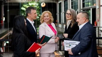 Kolegium doktorskie | Studia podyplomowe w Gdańsku | Uniwersytet WSB Merito w Gdańsku: Słuchacze studiów podyplomowych stoją w grupie w biznesowych strojach