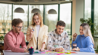 Smart Governance - Nowoczesna Administracja i Cyfrowe Społeczeństwo | Studia I stopnia w Gdańsku | Uniwersytet WSB Merito w Gdańsku: Studenci pracują nad projektem