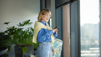 Smart Governance - Nowoczesna Administracja i Cyfrowe Społeczeństwo | Studia I stopnia w Gdańsku | Uniwersytet WSB Merito w Gdańsku: Studentka w biurowcu